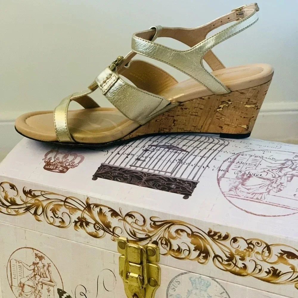 TOMMY Bahama Wedges, gold T-strap, 7